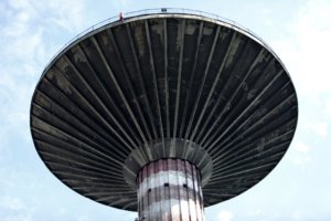 Az ikonisztikus víztorony, lakótelep, ahol minden funkcionális.